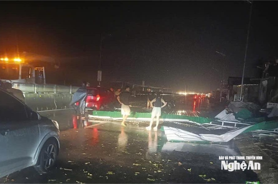 Nghệ An: Giông lốc mạnh bất ngờ cuốn mái tôn bay ra giữa Quốc lộ 1A