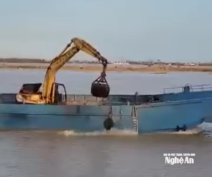 Một chiếc tàu thả rác thải xuống sông Lam?