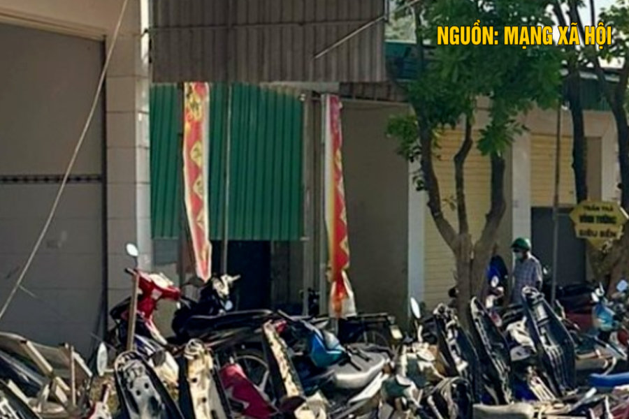 Ấm lòng đội thợ sửa xe tình nguyện giúp người dân Tân Kỳ sau lũ