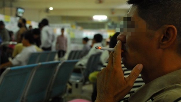 Hút thuốc lá nơi công cộng bị xử phạt như thế nào?