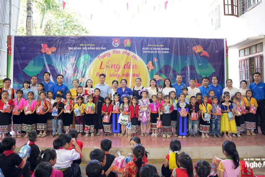 Hơn 15.000 suất quà Trung thu được trao tới các em nhỏ có hoàn cảnh đặc biệt khó khăn trong Chương trình “Gói trăng trao em”