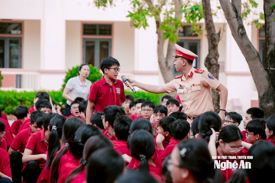 Gần 4.000 học sinh, giáo viên được tuyên truyền an toàn giao thông và kỹ năng lái xe an toàn