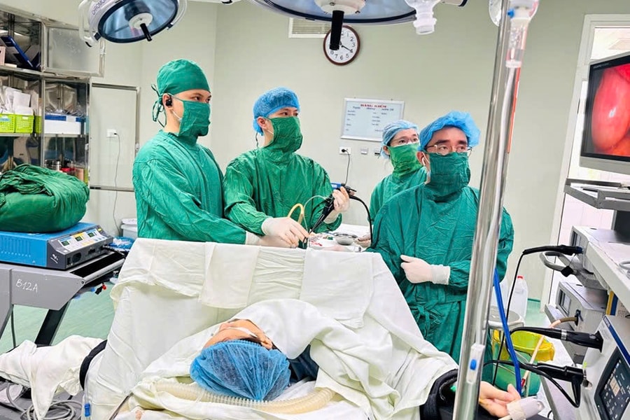 Bệnh viện Hữu nghị Đa khoa Nghệ An phẫu thuật nội soi kết hợp tán sỏi đường mật bằng điện thủy lực có sử dụng ống nội soi mềm