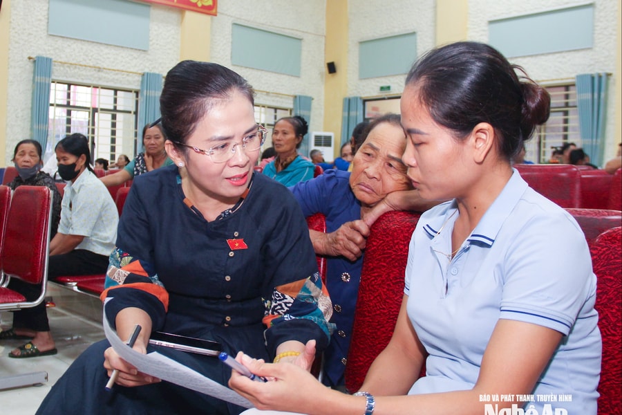 Đồng chí Võ Thị Minh Sinh tiếp xúc cử tri tại xã Minh Châu