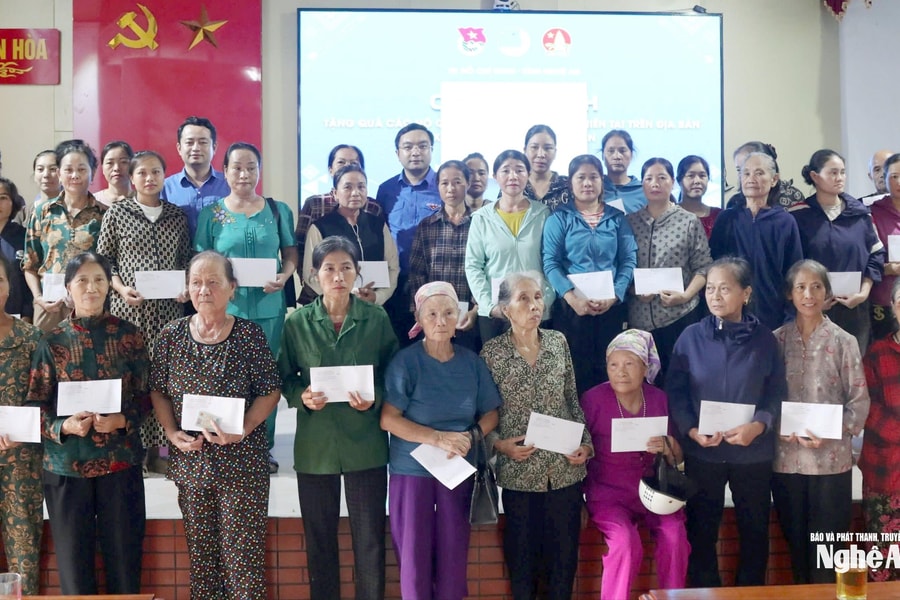 Tuổi trẻ Thành phố Hồ Chí Minh hỗ trợ người dân Nghệ An 1,5 tỷ đồng sau bão số 10