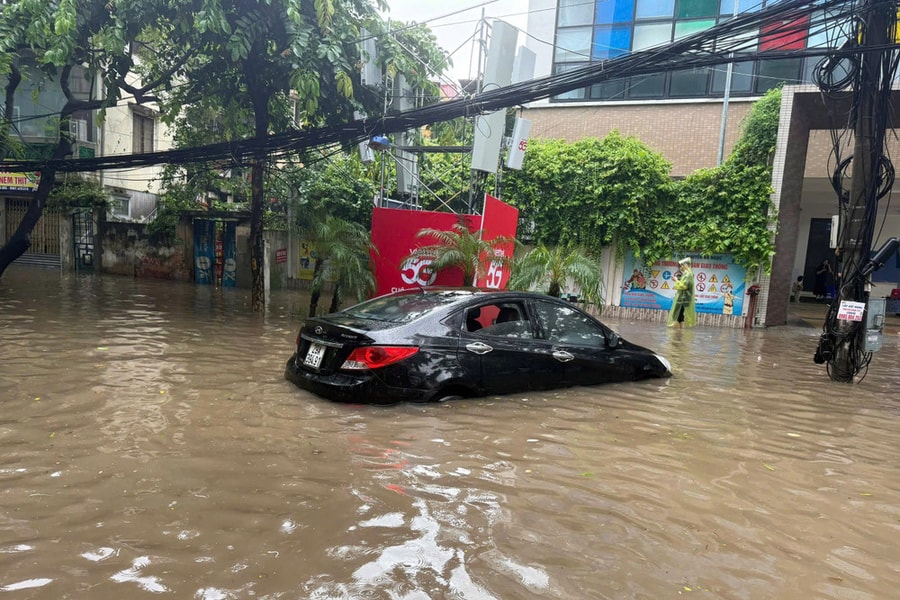 Hà Nội mưa lớn, cảnh báo tuyến đường ngập lụt cao trên địa bàn thành phố