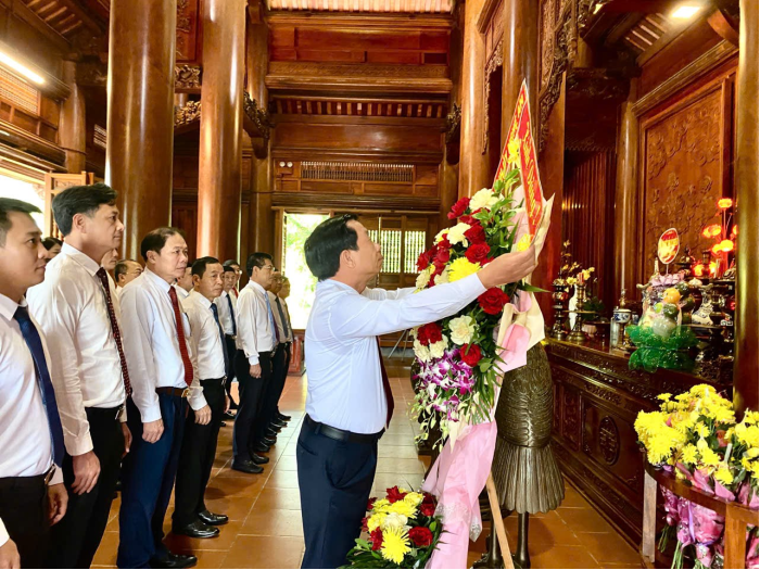 Ban Tổ chức Tỉnh ủy dâng hoa, dâng hương, tưởng niệm Chủ tịch Hồ Chí Minh