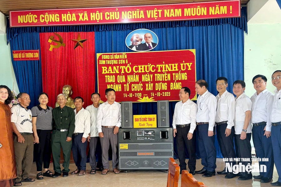 Ban Tổ chức Tỉnh ủy Nghệ An tặng quà tri ân tại xã Văn Hiến