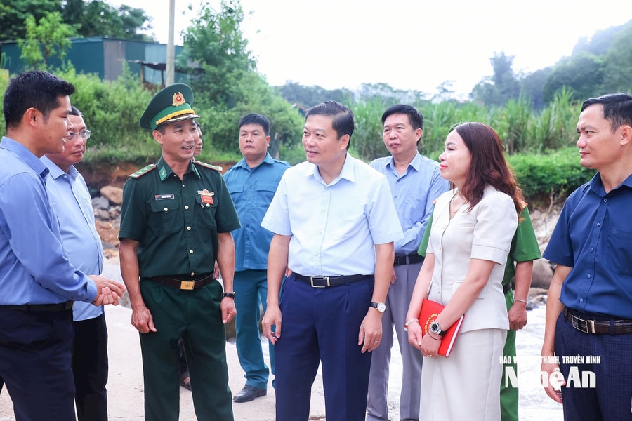 Chủ tịch UBND tỉnh Nghệ An kiểm tra khắc phục sau bão, khảo sát địa điểm tái định cư cho người dân các xã Na Loi, Keng Đu