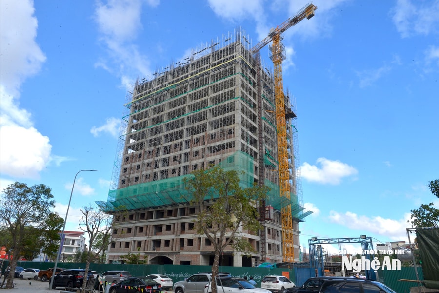 Phó Chủ tịch UBND tỉnh Hoàng Phú Hiền kiểm tra tiến độ cải tạo chung cư cũ tại phường Thành Vinh