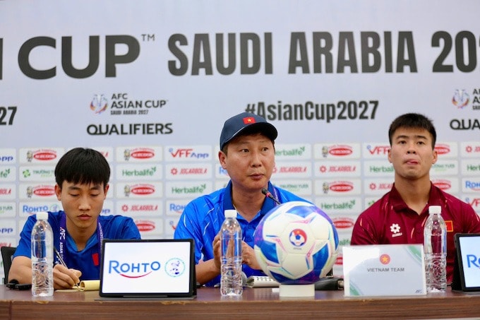 Tuyển Việt Nam đặt mục tiêu giành trọn 6 điểm trước Nepal; Ronaldo trở thành tỷ phú bóng đá đầu tiên