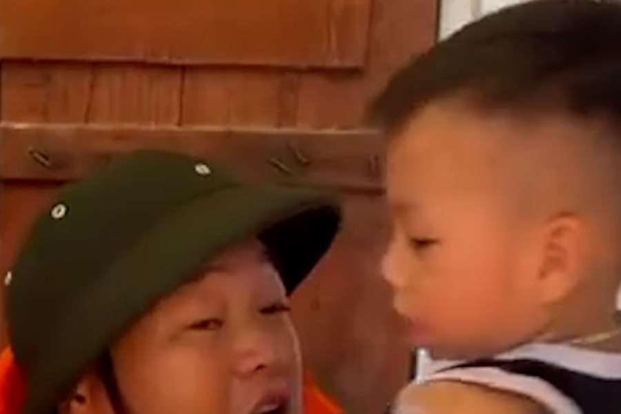 Câu nói của chiến sĩ cảnh sát giữa tâm lũ khiến triệu người rưng rưng xúc động