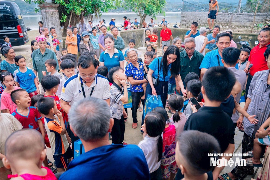 Công đoàn Nghệ An chung tay khắc phục sau bão lũ