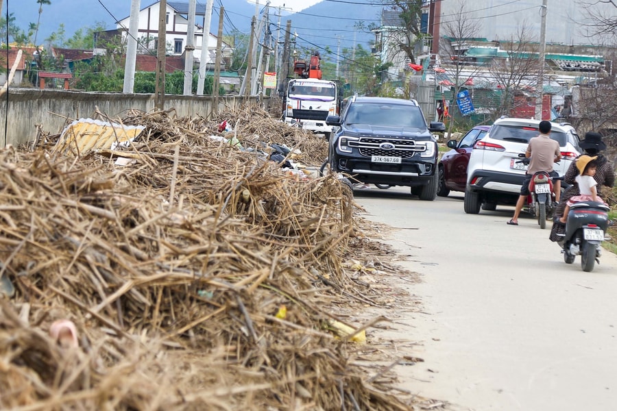 “Núi rác” chặn đường làng sau lũ