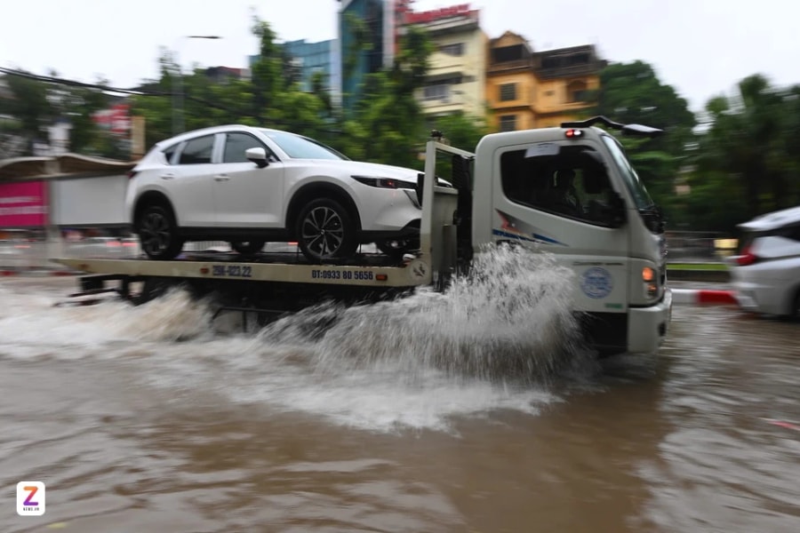 Cứu hộ ôtô mùa mưa lũ: Các hãng xe tung gói hỗ trợ