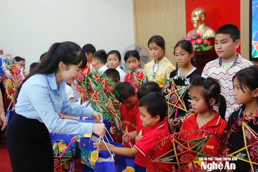 Trao 100 suất quà của Trung ương Đoàn cho học sinh có hoàn cảnh khó khăn tại Nghệ An