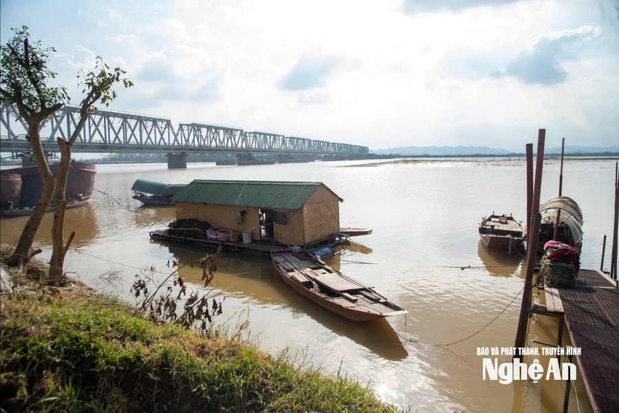 Đau đáu khát vọng lên bờ của xóm vạn chài ven sông Lam