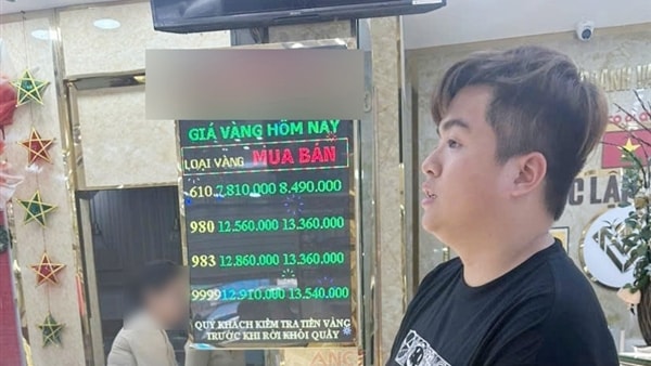 Đến nhà bạn học chơi, lẻn vào buồng ‘chôm’ vàng của mẹ bạn