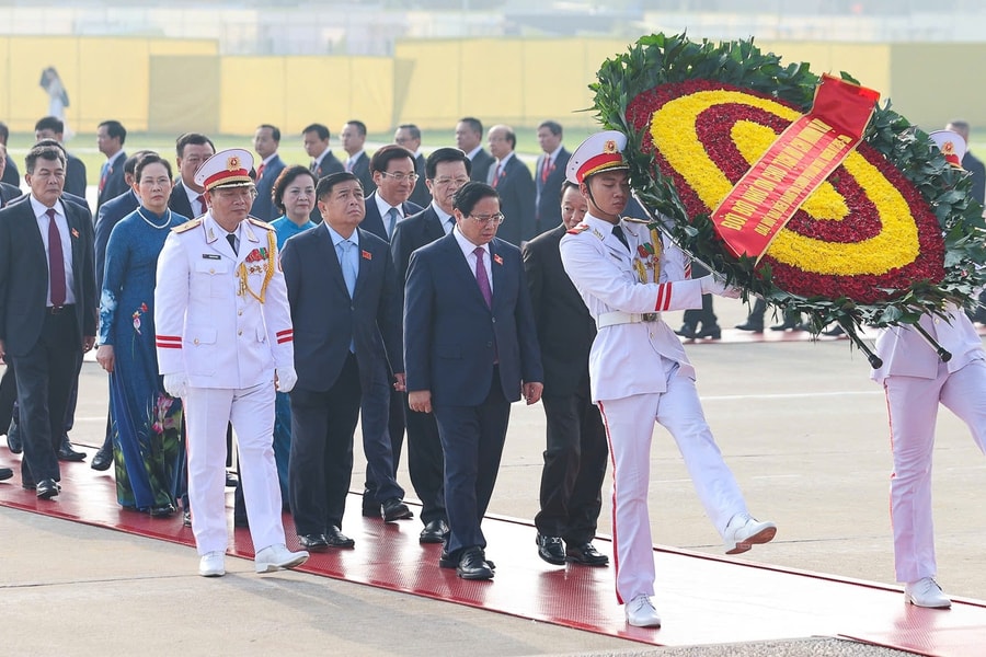 Thủ tướng Phạm Minh Chính và các thành viên Chính phủ viếng Chủ tịch Hồ Chí Minh