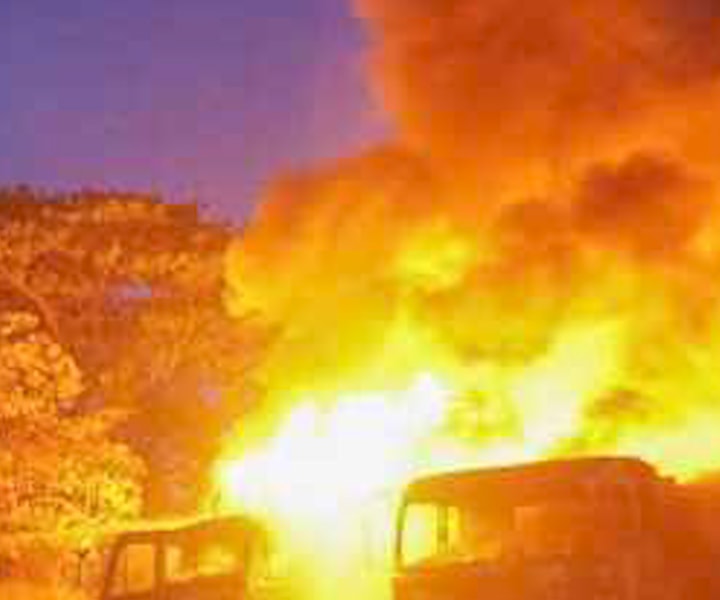 Huy động xe rô-bốt dập đám cháy lớn gần cây xăng