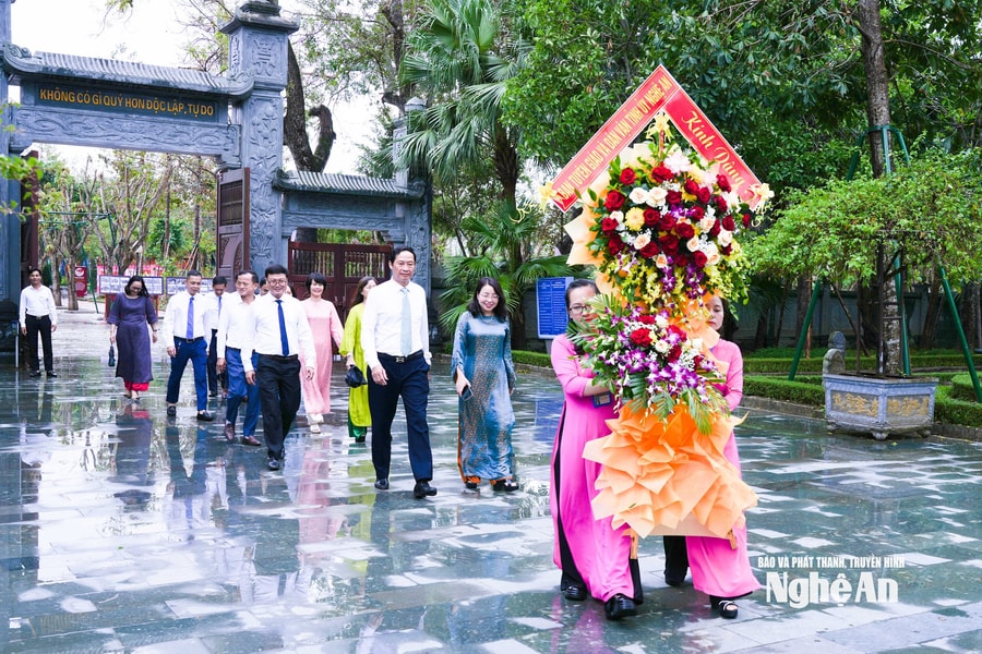 Đoàn Công Tác Tỉnh Nghệ An Chúc Mừng Các Ban Đảng Nhân Ngày Truyền Thống