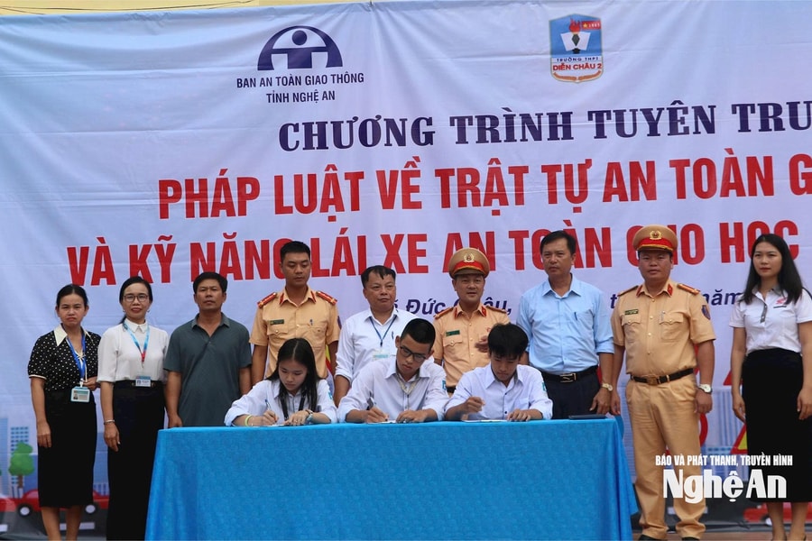 Tuyên truyền pháp luật về an toàn giao thông và kỹ năng lái xe an toàn cho học sinh