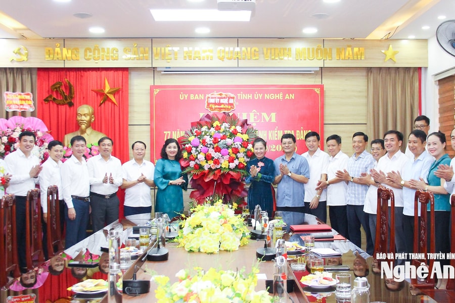 Thường trực Tỉnh ủy Nghệ An chúc mừng ngày truyền thống các ban Đảng của Tỉnh ủy và Hội Phụ nữ, Hội Nông dân tỉnh