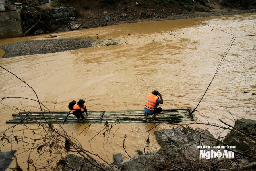 Yên Hòa: Nguy hiểm rình rập mỗi chuyến qua sông bằng bè mảng