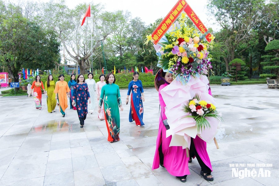 Hội Liên hiệp phụ nữ tỉnh Nghệ An dâng hoa, dâng hương tưởng niệm Chủ tịch Hồ Chí Minh