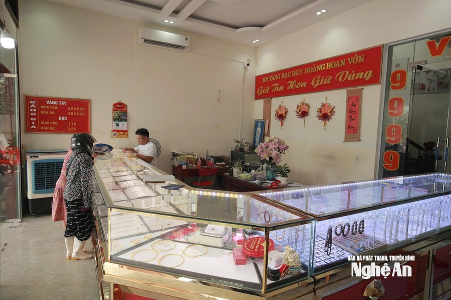 Giá vàng tăng kỷ lục, thị trường Nghệ An trầm lắng
