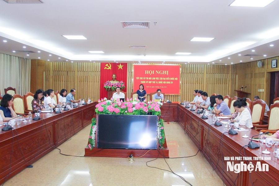 Đại biểu Quốc hội thuộc đoàn Nghệ An tiếp xúc cử tri tại nơi làm việc