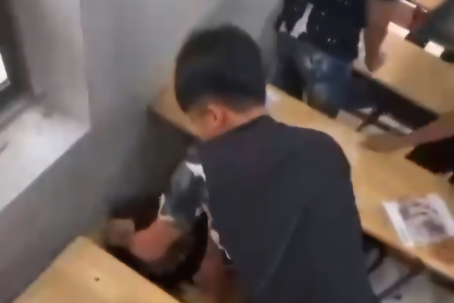 Công an vào cuộc vụ nữ sinh lớp 10 ở Nghệ An bị bạn nam túm tóc, đánh tới tấp