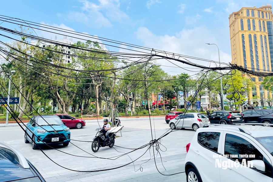 Cận cảnh dây cáp viễn thông sà xuống đường, tiềm ẩn nguy cơ tai nạn giao thông