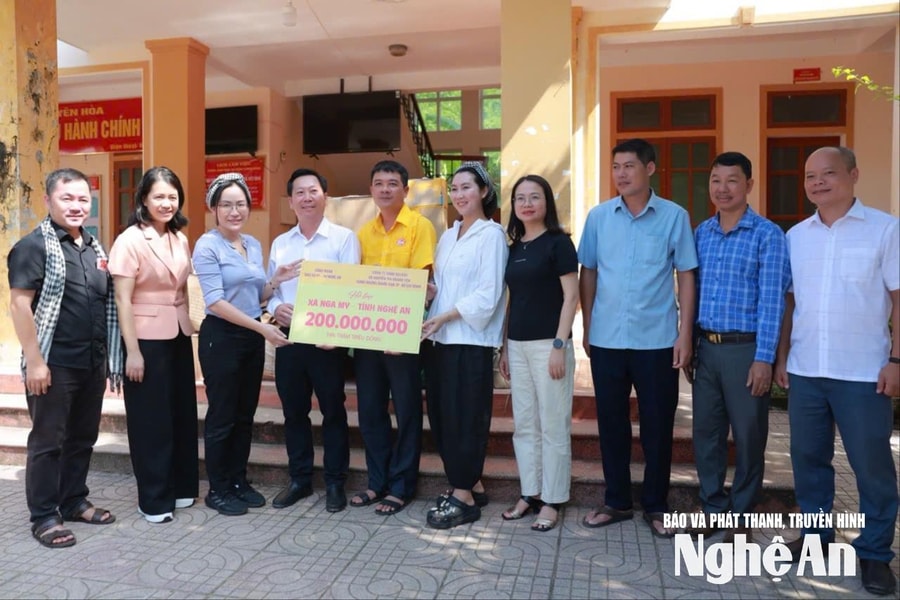 Doanh nghiệp đồng hành cùng Báo & PTTH Nghệ An giúp đỡ bà con Nga My, Yên Hòa gần 500 triệu đồng