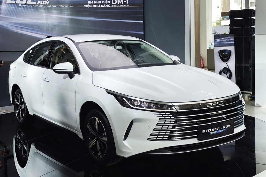 BYD Seal 5 PHEV: Sedan C lai điện giá 696 triệu