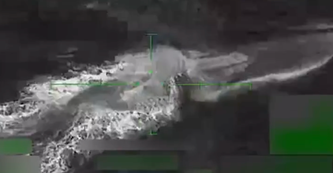 Tổng thống Trump công bố video Hải quân Mỹ phá hủy tàu ngầm “rất lớn” chở ma túy ở Caribe