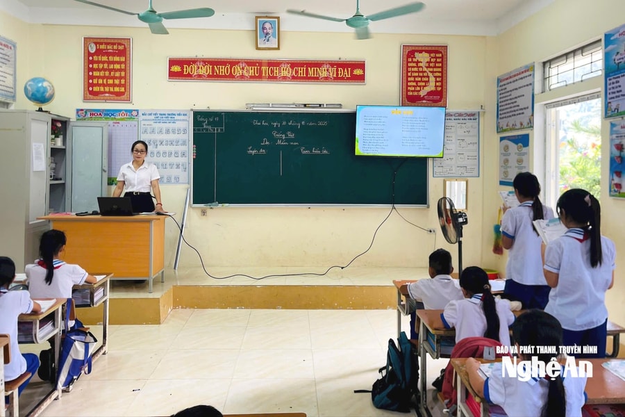 2 giáo viên Nghệ An được tuyên dương tại chương trình 'Chia sẻ cùng thầy cô'