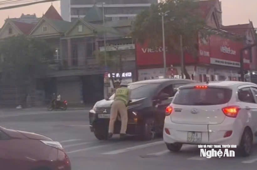Nghệ An: Tài xế phóng xe, ủi cảnh sát giao thông trên nắp capo