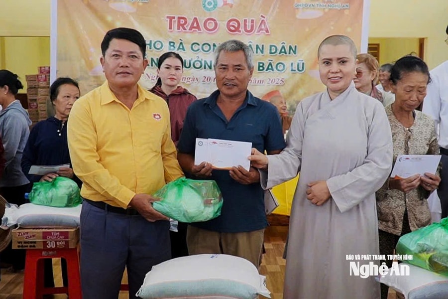 Đoàn công tác Giáo hội Phật giáo Việt Nam trao 500 suất quà cho người dân bị thiệt hại do mưa lũ ở Nghệ An