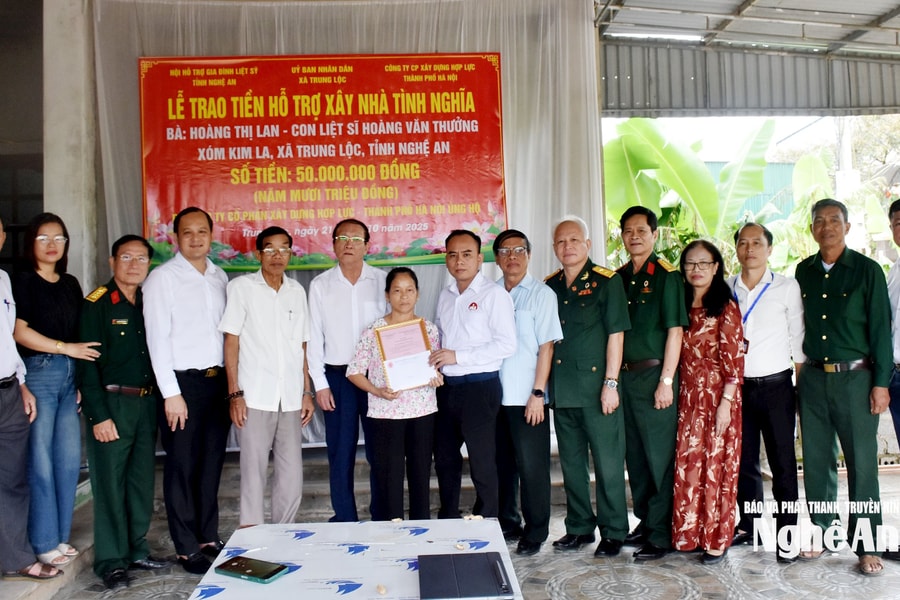 Trao 50 triệu đồng hỗ trợ xây dựng nhà tình nghĩa ở Trung Lộc
