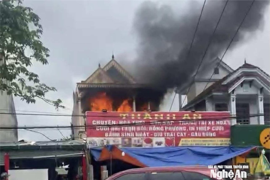 Cháy lớn tại cửa hàng hoa tươi ở phường Vinh Lộc