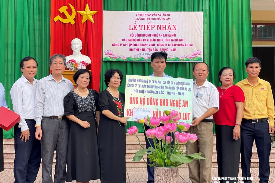 Trao tặng hơn 400 triệu đồng cho xã Tân An bị thiệt hại do bão số 10