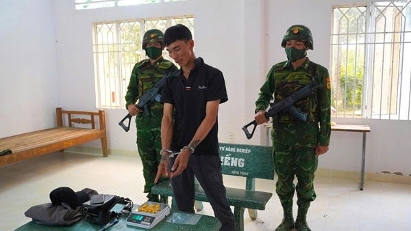 Bắt giữ đối tượng vận chuyển trái phép vàng vào Việt Nam