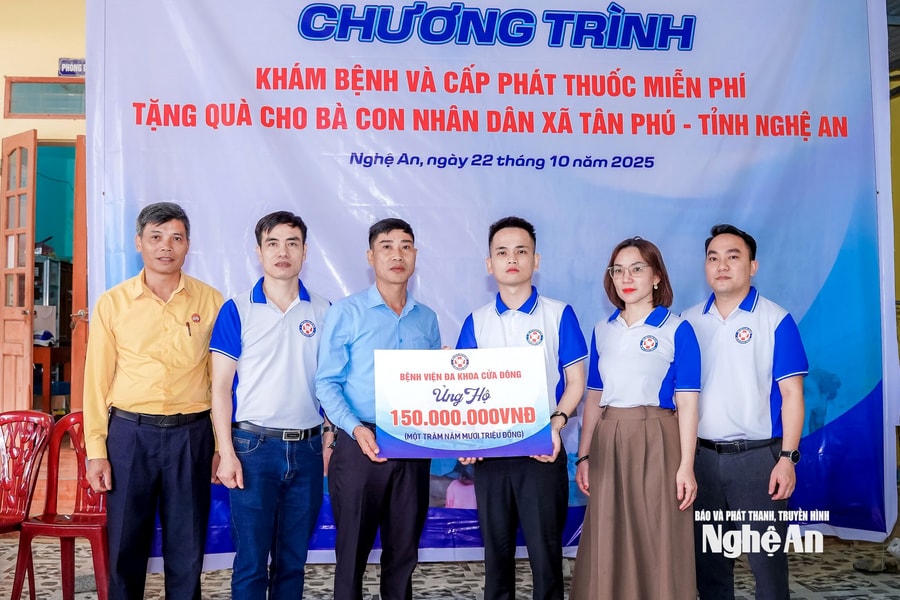 Bệnh viện Đa khoa Cửa Đông hỗ trợ 180 triệu đồng, khám bệnh miễn phí và tặng quà cho người dân xã Tân Phú