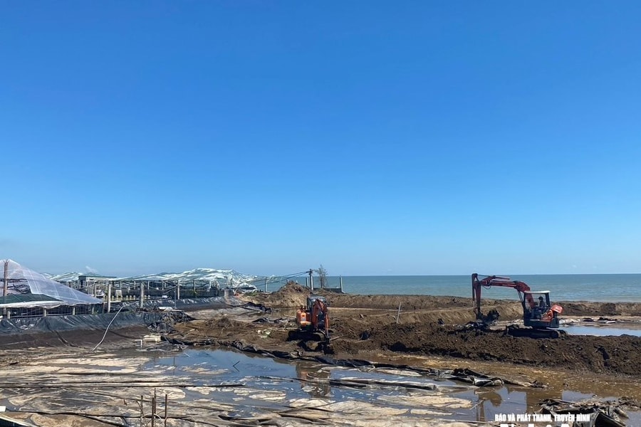 Nông dân tập trung tu sửa ao đầm nuôi tôm vụ Đông