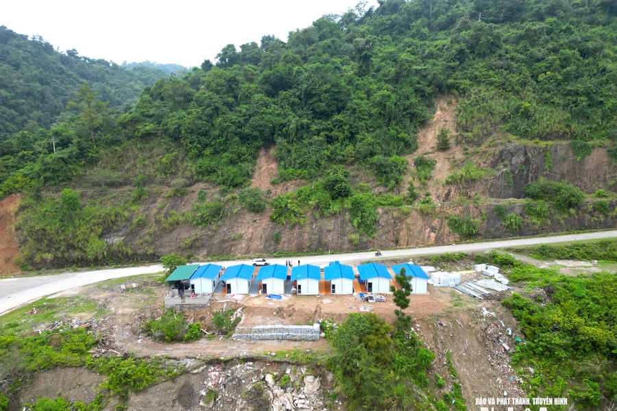 Nghệ An hỗ trợ người dân mất nhà sau lũ bằng những mái ấm nghĩa tình