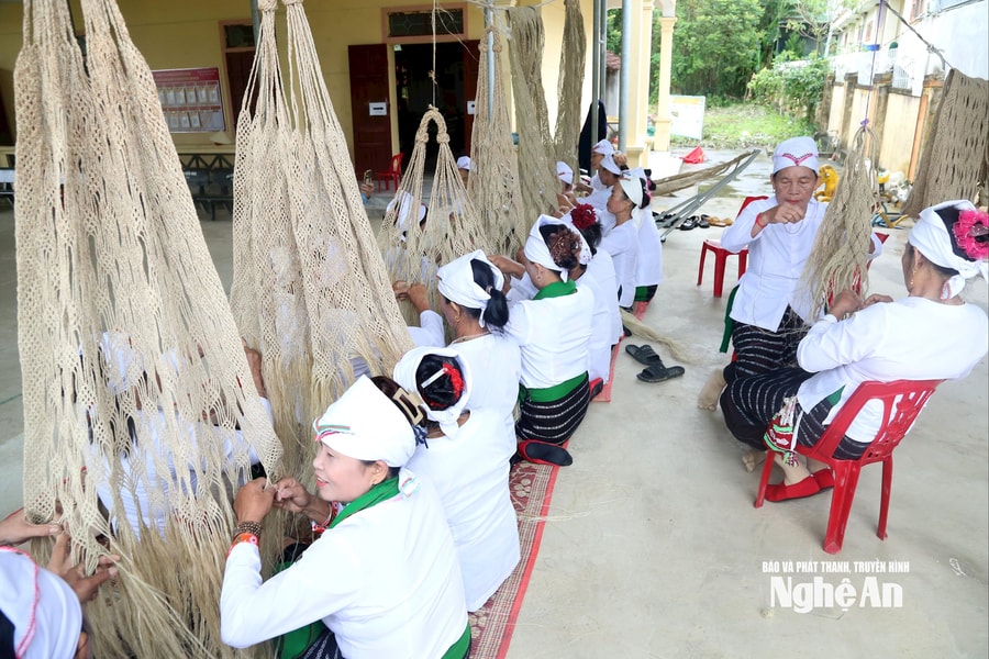 Từ khung cửi đến nông thôn mới - hành trình giữ sắc Thổ bằng sợi võng gai