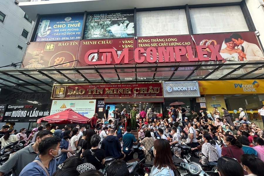 Người dân đổ xô mua vàng, chuyên gia cảnh báo rủi ro cao