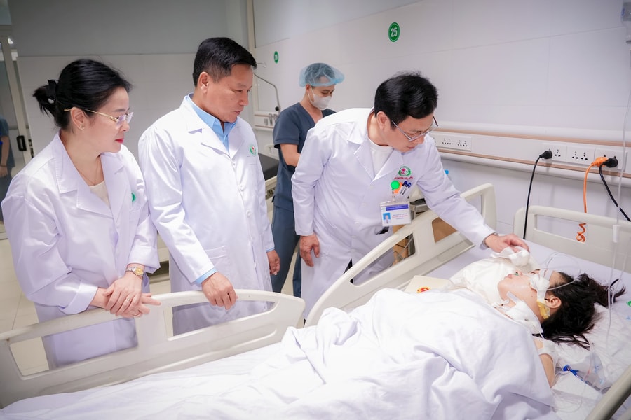 Phó Chủ tịch Uỷ ban nhân dân tỉnh thăm, động viên  các nạn nhân trong vụ tấn công tại Bệnh viện Sản nhi Nghệ An