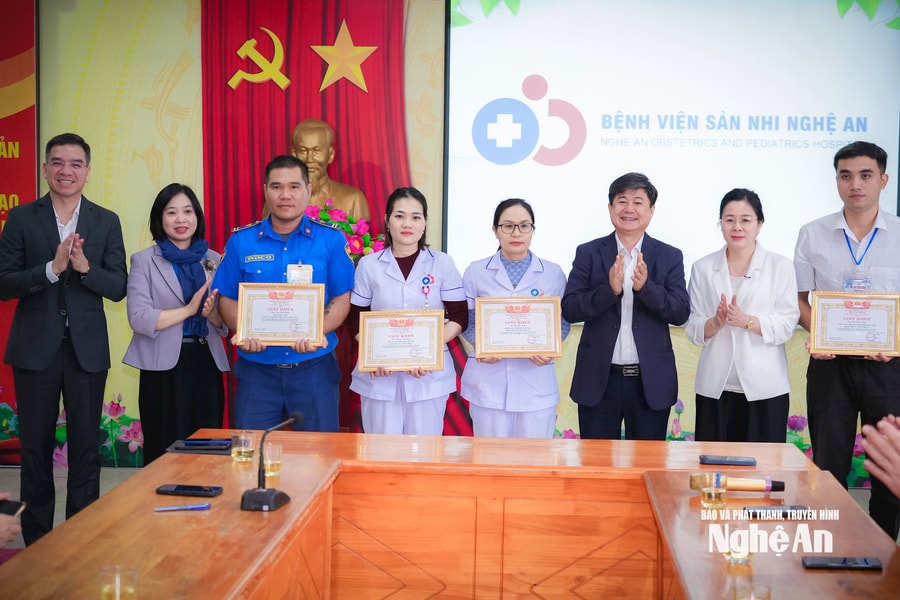 Tuyên dương 8 nhân viên y tế dũng cảm cứu các bệnh nhi và người nhà ở Bệnh viện Sản nhi Nghệ An